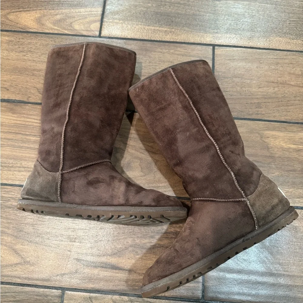 UGG Woman's Lo Pro Button Fold Over Brown Boots size 6
